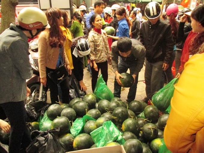 People in Hue, Hanoi buy watermelons to help flood-hit farmers - 4