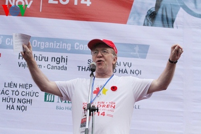 Thousands of people join Hanoi Run For Children 2014 - 1