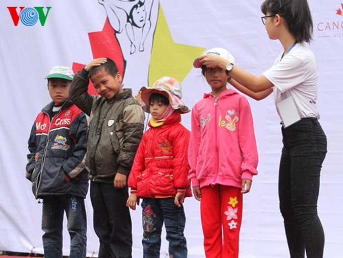 Thousands of people join Hanoi Run For Children 2014 - 13