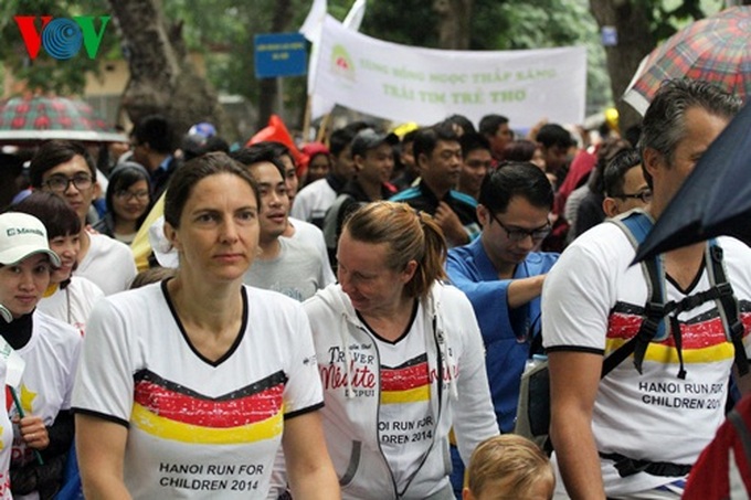 Thousands of people join Hanoi Run For Children 2014 - 6