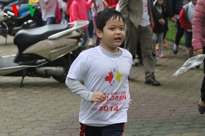 Thousands of people join Hanoi Run For Children 2014 - 5
