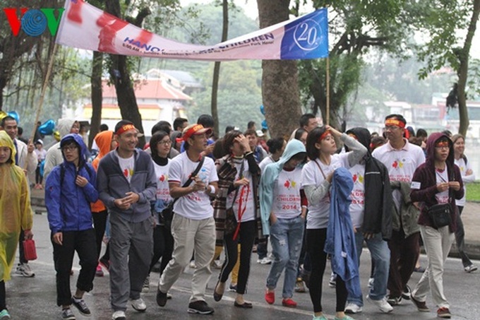 Thousands of people join Hanoi Run For Children 2014 - 3