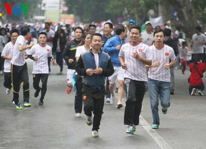 Thousands of people join Hanoi Run For Children 2014 - 2