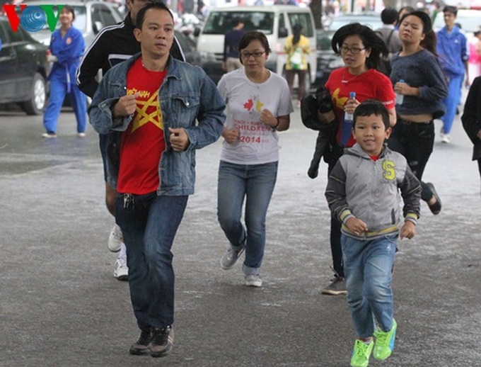 Thousands of people join Hanoi Run For Children 2014 - 10