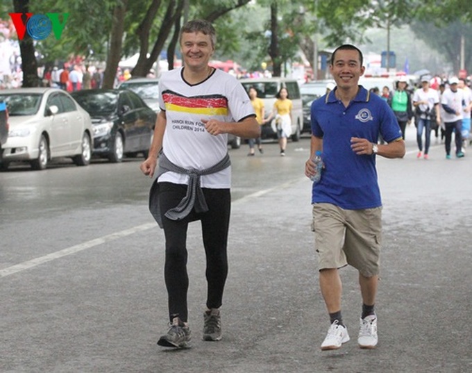 Thousands of people join Hanoi Run For Children 2014 - 14
