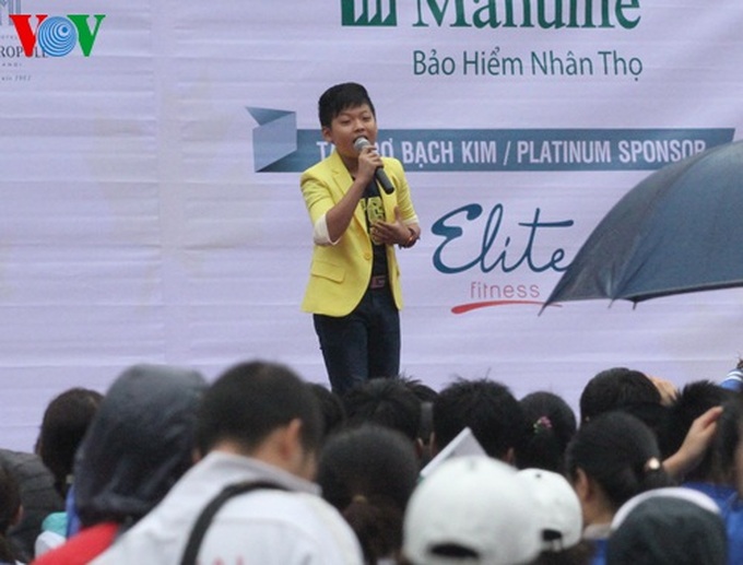 Thousands of people join Hanoi Run For Children 2014 - 15