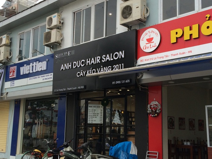 Shop owners abandon identical signboards - 1