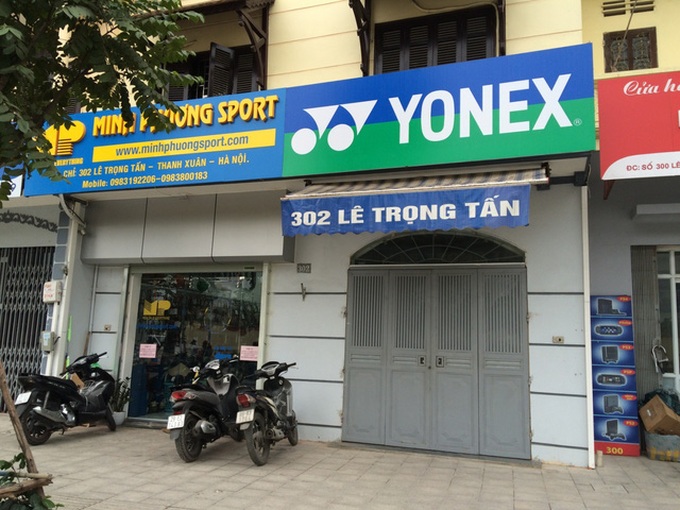 Shop owners abandon identical signboards - 4