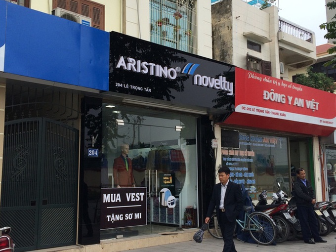 Shop owners abandon identical signboards - 5