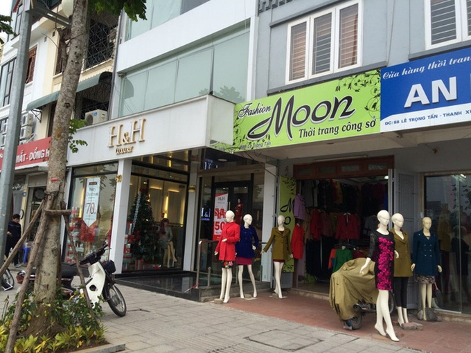 Shop owners abandon identical signboards - 6