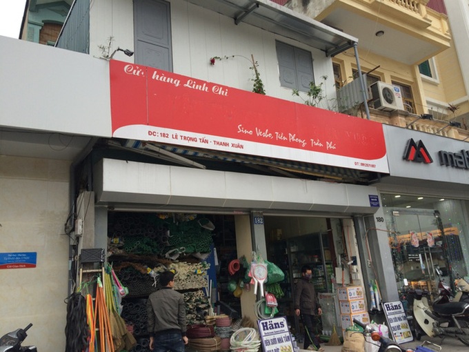 Shop owners abandon identical signboards - 3