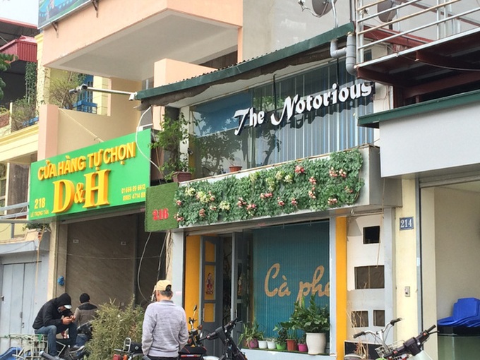 Shop owners abandon identical signboards - 8