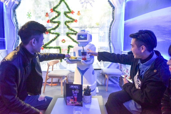Made-in-Vietnam robot used in Hanoi coffee shop - 7