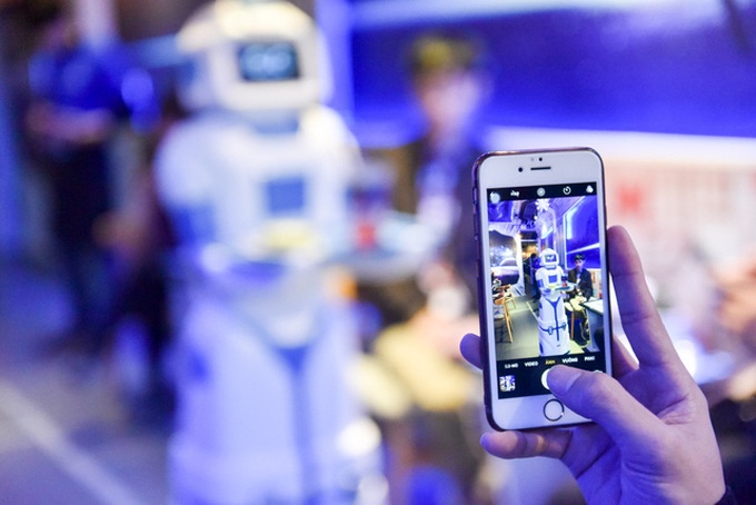 Made-in-Vietnam robot used in Hanoi coffee shop - 9
