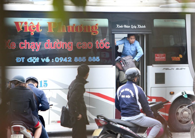 ‘Snail coaches’ clog Hanoi before Tet - 1