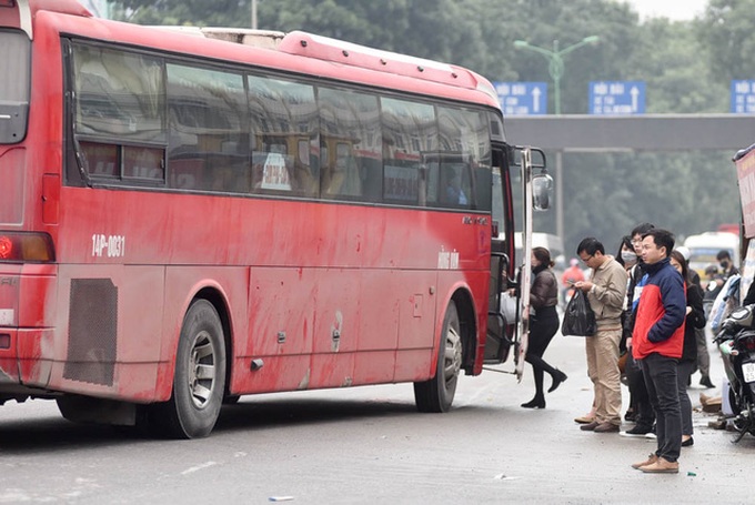 ‘Snail coaches’ clog Hanoi before Tet - 4