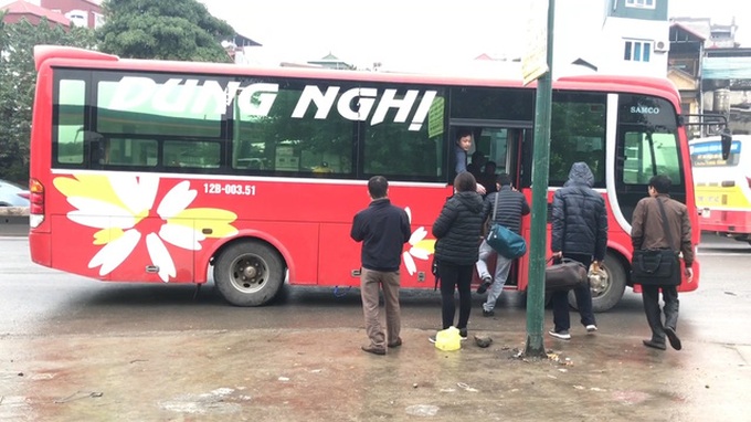 ‘Snail coaches’ clog Hanoi before Tet - 8