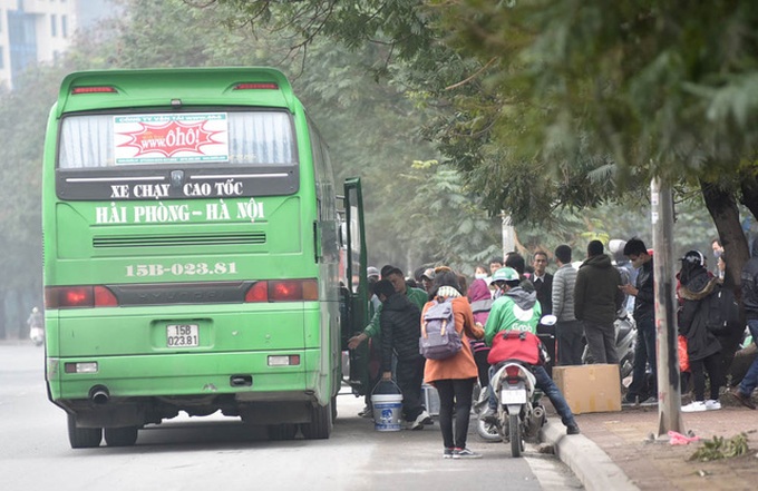 ‘Snail coaches’ clog Hanoi before Tet - 9