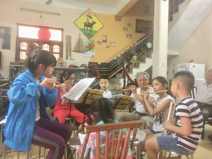 Artist runs free flute classes in Hanoi - 2