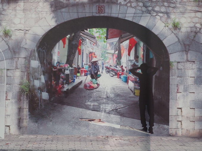 Hanoi rail viaduct decorated with colourful paintings - 2