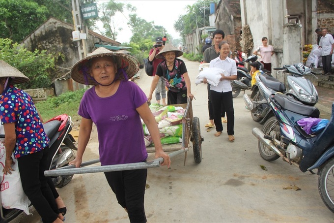 Residents in Hanoi’s flooded areas receive donations - 2 Residents in Hanoi’s flooded areas receive donations - 2