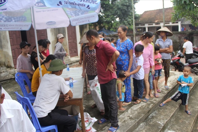 Residents in Hanoi’s flooded areas receive donations - 1 Residents in Hanoi’s flooded areas receive donations - 1
