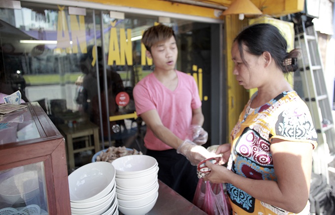 Hanoi noodle shop offers cheap meals to low income people - 1