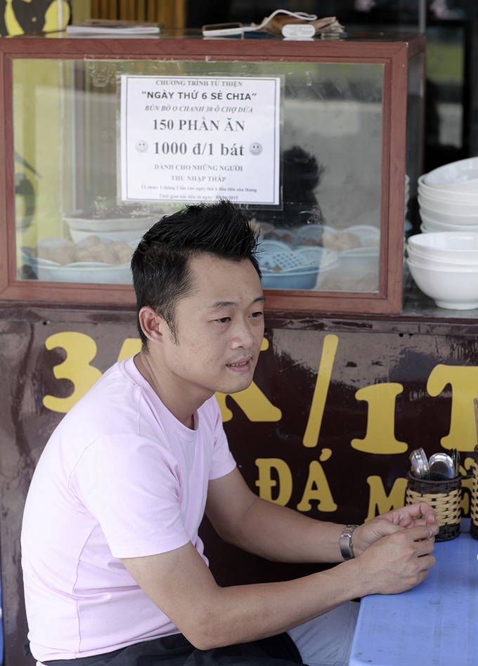 Hanoi noodle shop offers cheap meals to low income people - 2