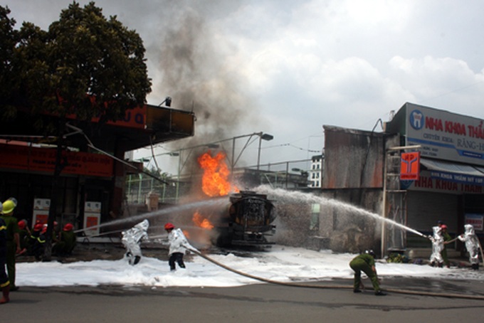 Hanoi to close 12 unsafe petrol stations - 1