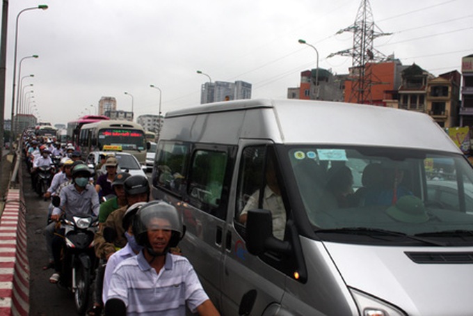 Students flock to Hanoi for entrance exams causing traffic jams - 2 Students flock to Hanoi for entrance exams causing traffic jams - 2