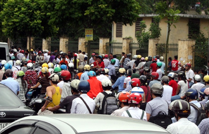 Students flock to Hanoi for entrance exams causing traffic jams - 3 Students flock to Hanoi for entrance exams causing traffic jams - 3