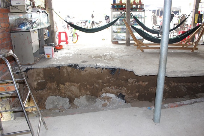 Six households evacuated because of subsidence - 3 Six households evacuated because of subsidence - 3