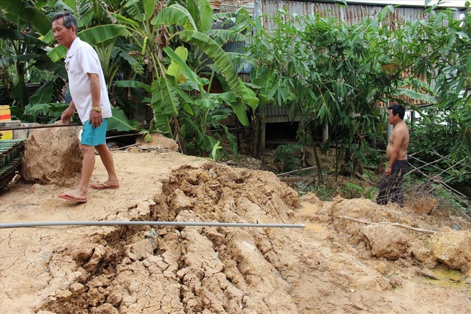 Six households evacuated because of subsidence - 4 Six households evacuated because of subsidence - 4