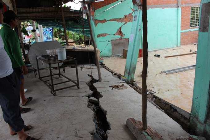 Six households evacuated because of subsidence - 2 Six households evacuated because of subsidence - 2