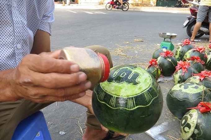 Watermelon carving service earns big money on Tet - 5