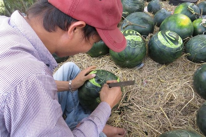 Watermelon carving service earns big money on Tet - 3