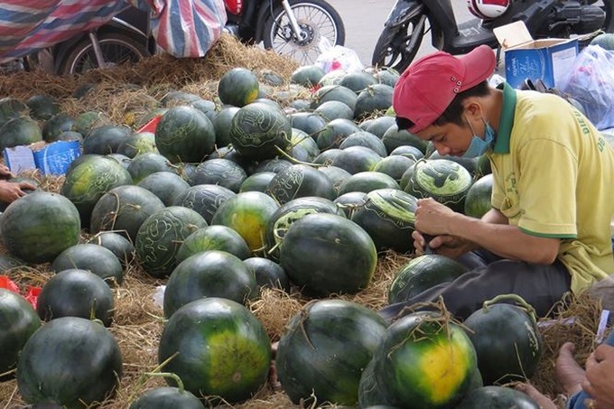 Watermelon carving service earns big money on Tet - 4