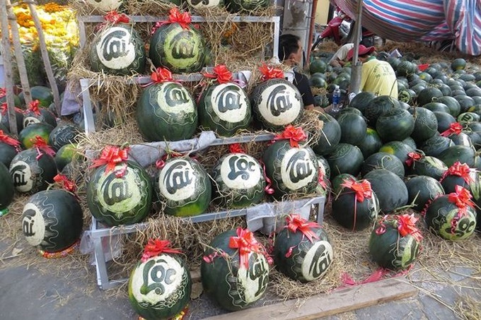 Watermelon carving service earns big money on Tet - 6