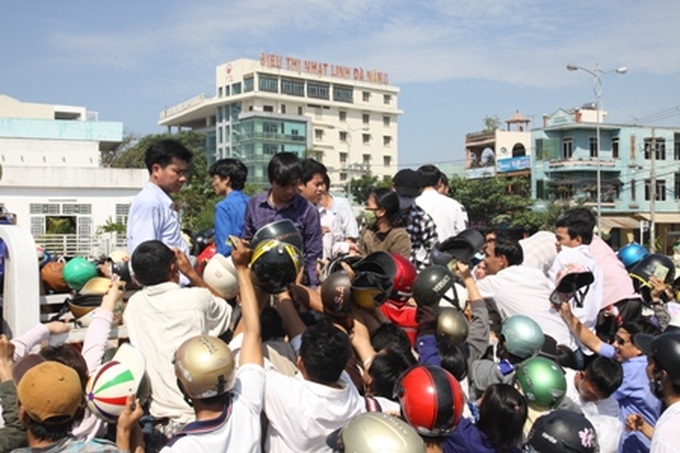 Danang experiences chaos after cheap helmet offer - 1