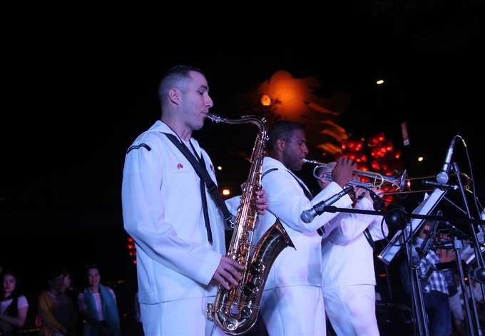 US navy give music show in Danang - 3