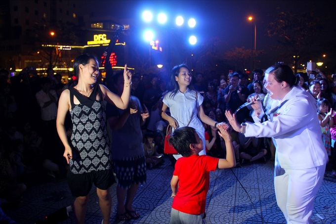 US navy give music show in Danang - 4