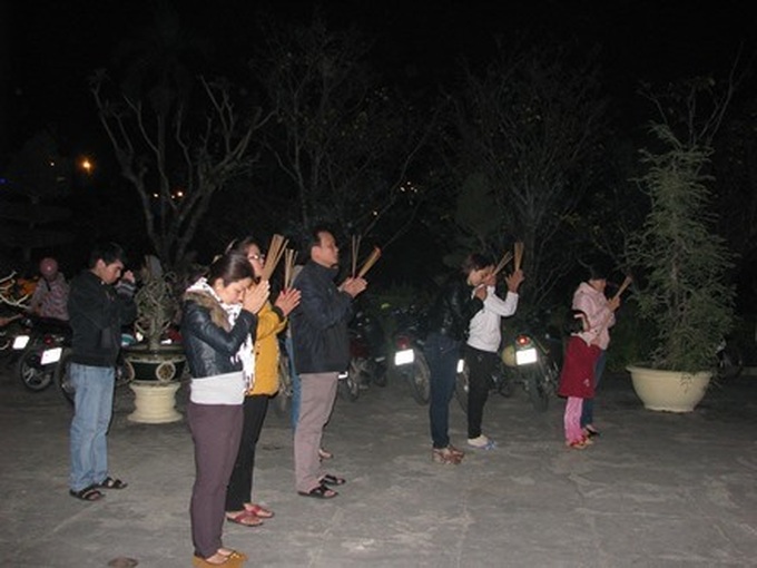 Visitors flock to pagodas for first full moon festival - 14