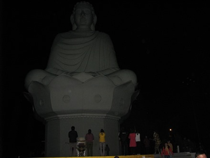 Visitors flock to pagodas for first full moon festival - 15