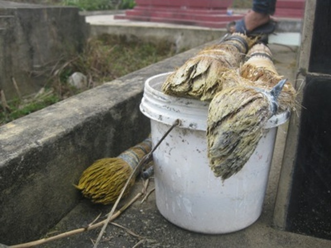 Students earn money decorating graves for Tet - 2