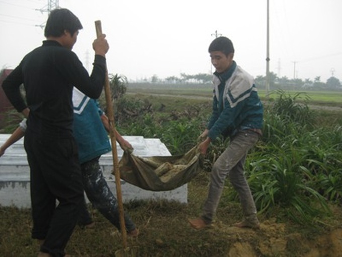Students earn money decorating graves for Tet - 1