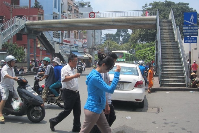 Pedestrians prefer street level crossings - 2