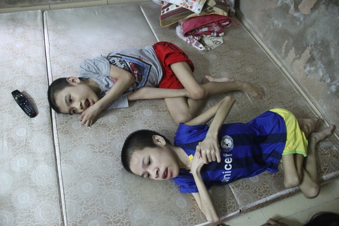 Poor woman seeks help for paralysed children, injured husband - 1 Poor woman seeks help for paralysed children, injured husband - 1