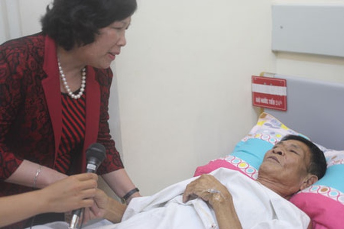 Labour Minister grants VND50-million savings for veteran Phan Huu Duoc - 1