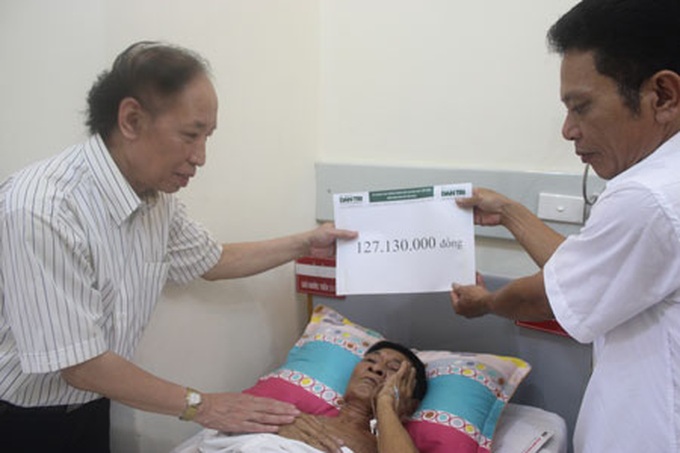 Labour Minister grants VND50-million savings for veteran Phan Huu Duoc - 2