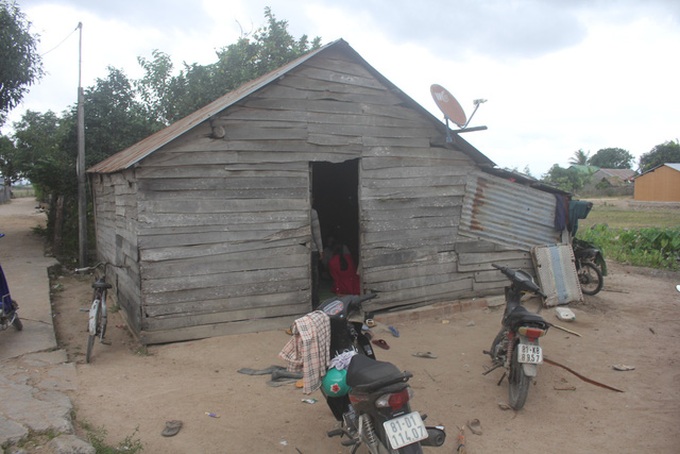 Poor woman struggling with bone cancer during pregnancy - 2 Poor woman struggling with bone cancer during pregnancy - 2